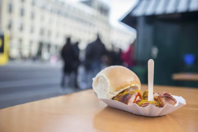 Currywurst with a bun