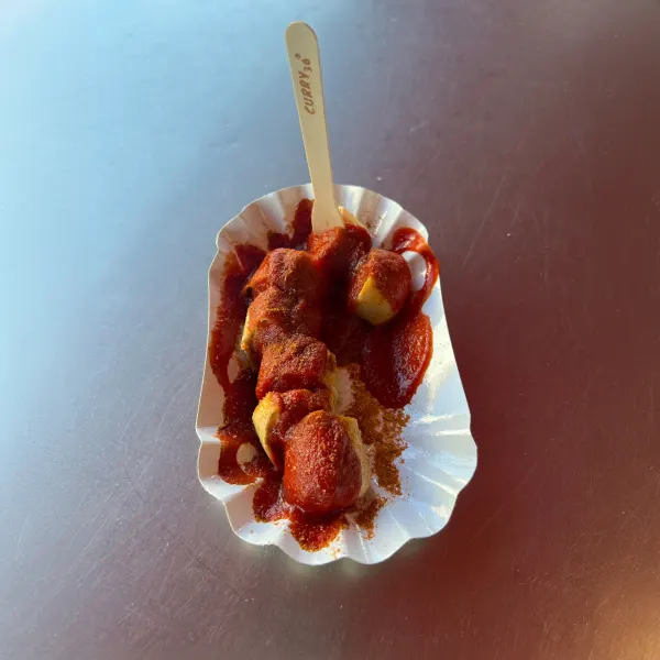 Currywurst ohne Darm bei Curry 36 am Mehringdamm