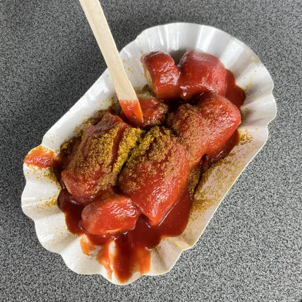 Original Berliner Currywurst ohne Darm beim Imbiss Olympische Brücke